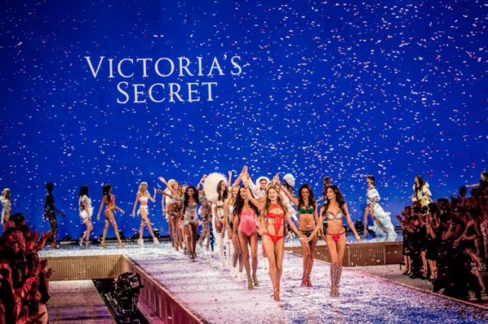 Куча девчат на шоу VICTORIA’S SECRET
