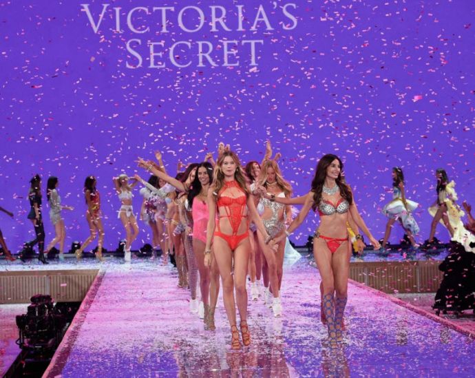 Куча девчат на шоу VICTORIA’S SECRET