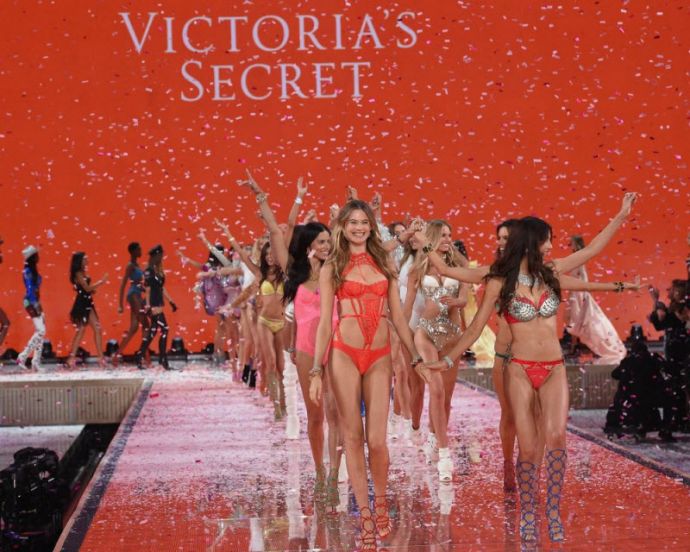 Куча девчат на шоу VICTORIA’S SECRET
