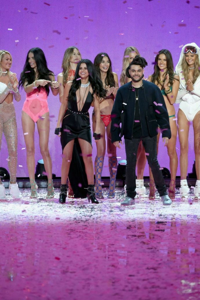 Куча девчат на шоу VICTORIA’S SECRET