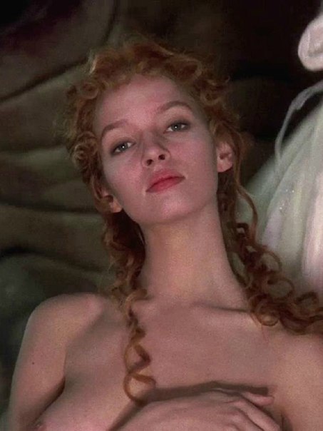 Ума Турман открытые наряды и засветы