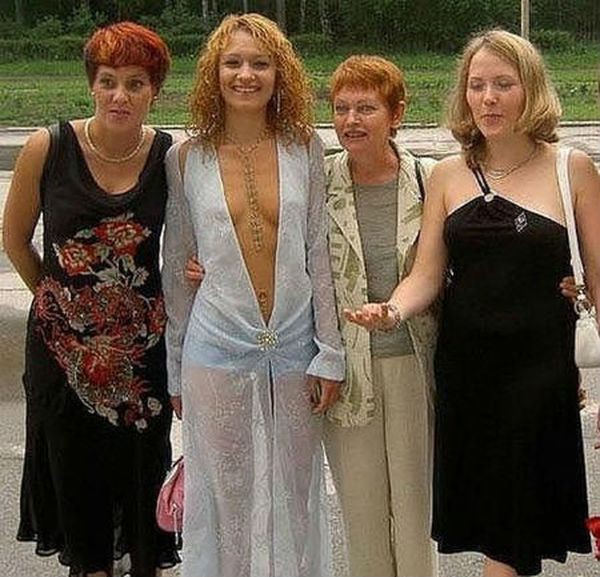 Выпускные платья школьниц уходящего 2015 года