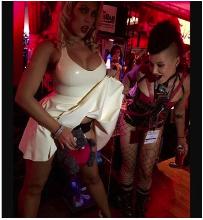 Актрисы взрослого кино на вручении порно-Оскара в Лас-Вегасе Актрисы взрослого кино на вручении порно-Оскара в Лас-Вегасе