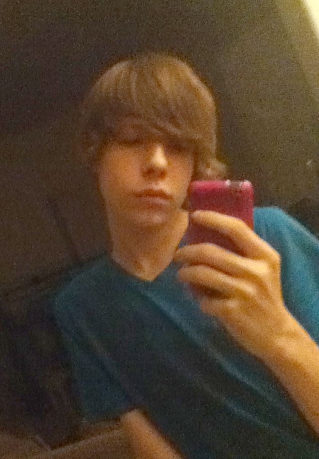 Ботан наладил свою жизнь, став гламурной трансгендерной моделью