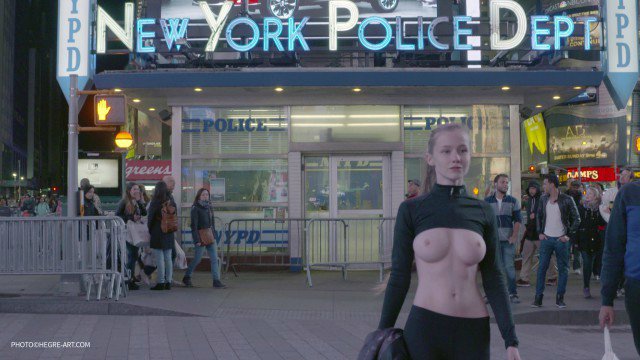 Emily Bloom. Свободу сиськам! Emily Bloom. Свободу сиськам!