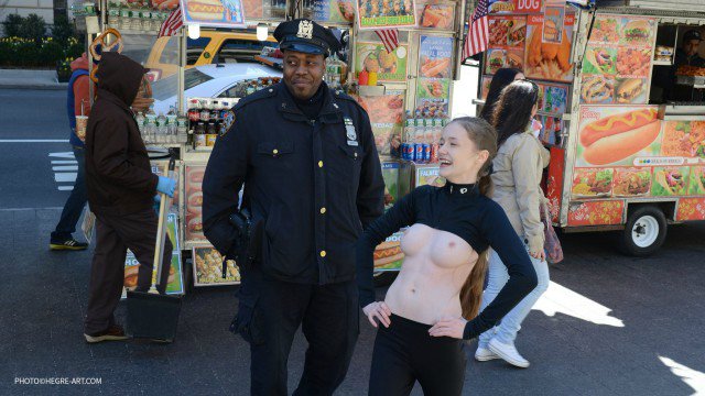 Emily Bloom. Свободу сиськам! Emily Bloom. Свободу сиськам!