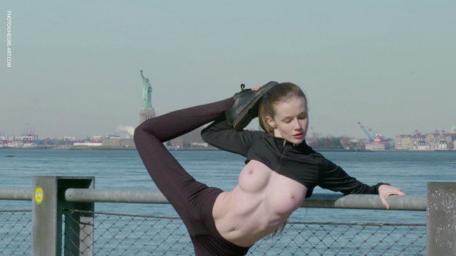 Emily Bloom. Свободу сиськам! Emily Bloom. Свободу сиськам!