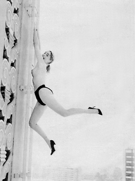 Голая Шэрон Стоун в черно-белом цвете