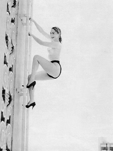 Голая Шэрон Стоун в черно-белом цвете