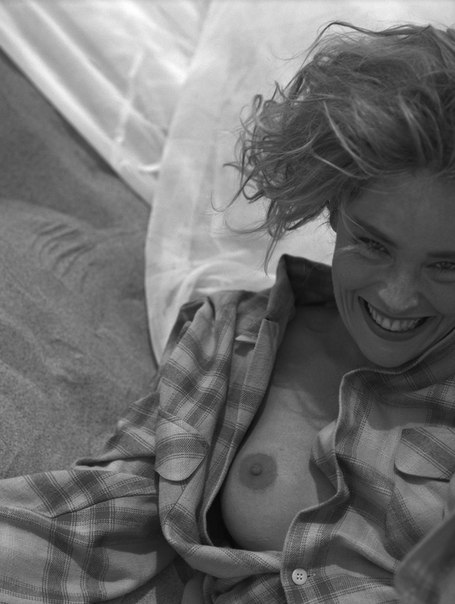 Голая Шэрон Стоун в черно-белом цвете