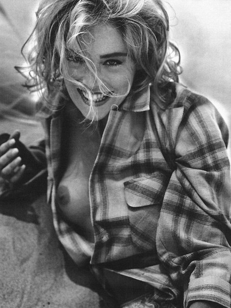 Голая Шэрон Стоун в черно-белом цвете