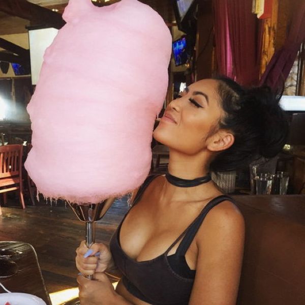 Модель, которая знает, как правильно постить еду в Инстаграме Модель, которая знает, как правильно постить еду в Инстаграме