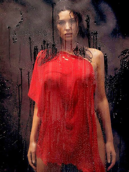 Моника Беллуччи в откровенных позах