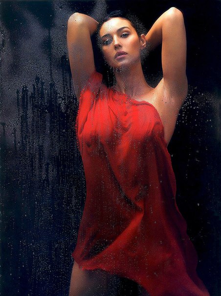 Моника Беллуччи в откровенных позах