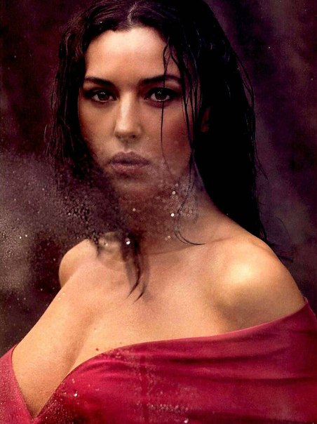 Моника Беллуччи в откровенных позах