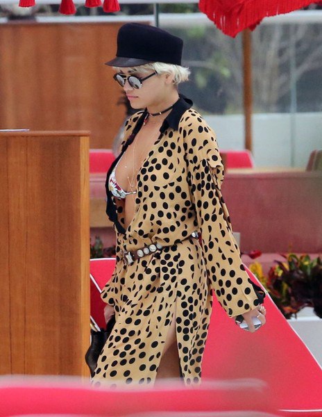 Отдых Риты Оры в Майами продолжается...