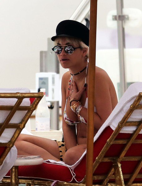 Отдых Риты Оры в Майами продолжается...