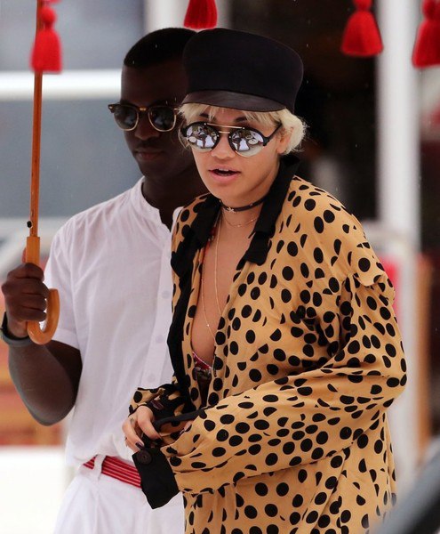 Отдых Риты Оры в Майами продолжается...