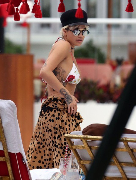 Отдых Риты Оры в Майами продолжается...