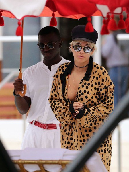 Отдых Риты Оры в Майами продолжается...