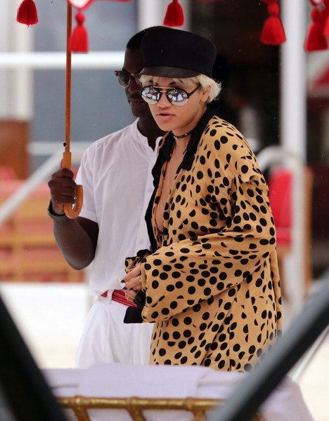 Отдых Риты Оры в Майами продолжается...