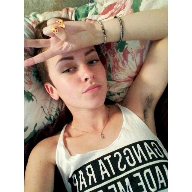 Сторонницы естественной растительности выставляют на поках свои лохматые подмышки Сторонницы естественной растительности выставляют на поках свои лохматые подмышки