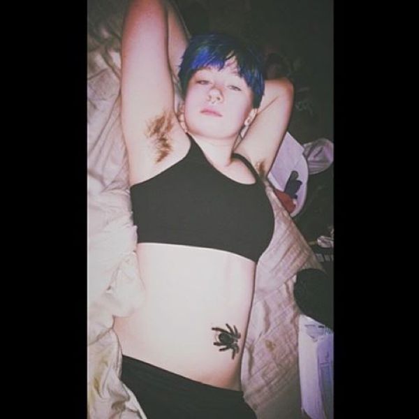 Сторонницы естественной растительности выставляют на поках свои лохматые подмышки Сторонницы естественной растительности выставляют на поках свои лохматые подмышки