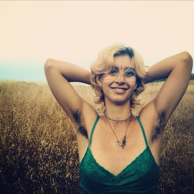 Сторонницы естественной растительности выставляют на поках свои лохматые подмышки Сторонницы естественной растительности выставляют на поках свои лохматые подмышки