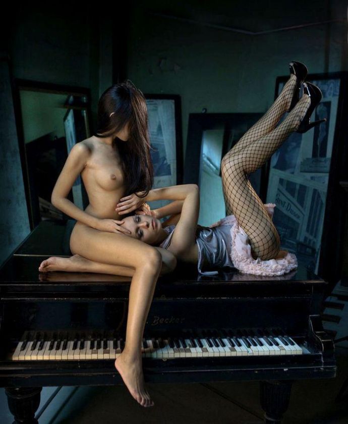 Эроприколы. Девушка сняла трусы перед снеговиком