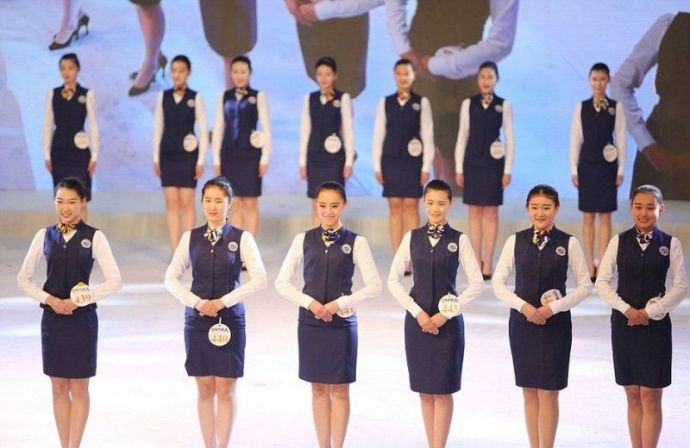 В китайские стюардессы кого попало не берут