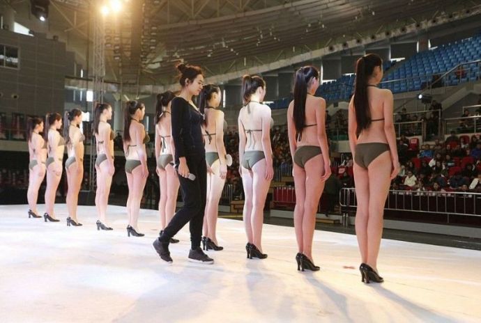 В китайские стюардессы кого попало не берут