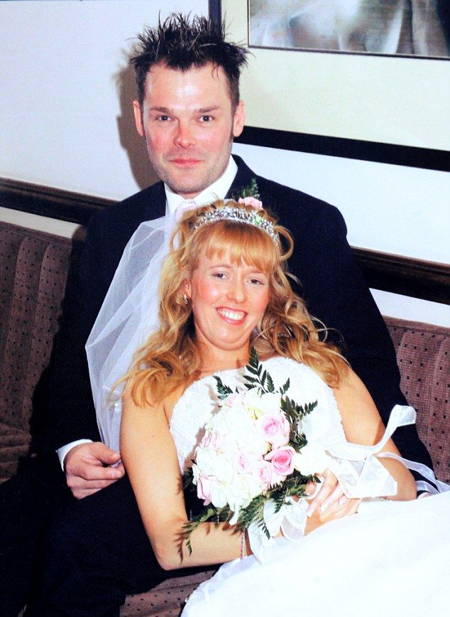 Блондинка-транс ходит по барам с бывшей женой в поисках мужика Блондинка-транс ходит по барам с бывшей женой в поисках мужика