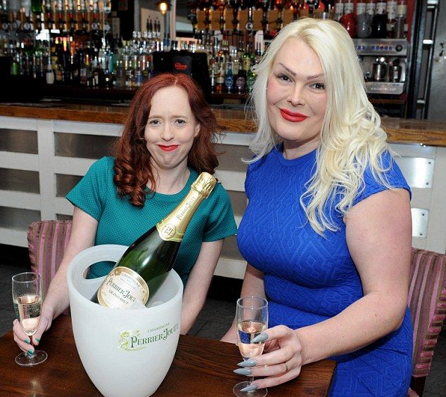 Блондинка-транс ходит по барам с бывшей женой в поисках мужика Блондинка-транс ходит по барам с бывшей женой в поисках мужика