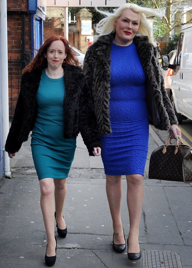 Блондинка-транс ходит по барам с бывшей женой в поисках мужика Блондинка-транс ходит по барам с бывшей женой в поисках мужика