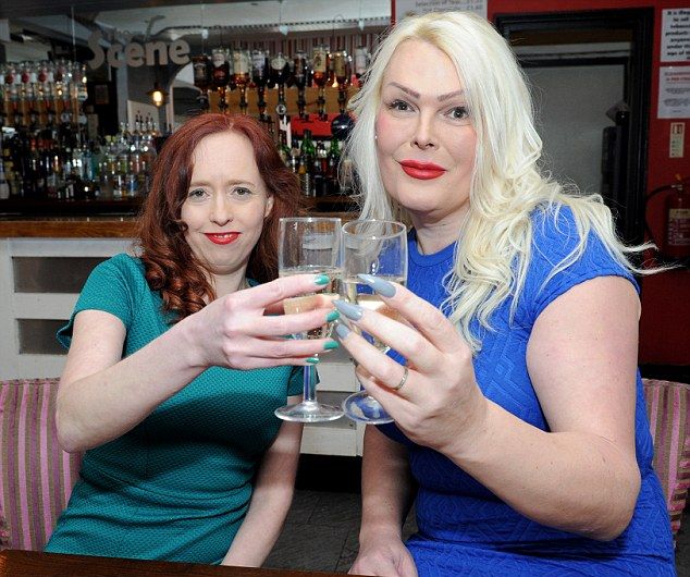 Блондинка-транс ходит по барам с бывшей женой в поисках мужика Блондинка-транс ходит по барам с бывшей женой в поисках мужика