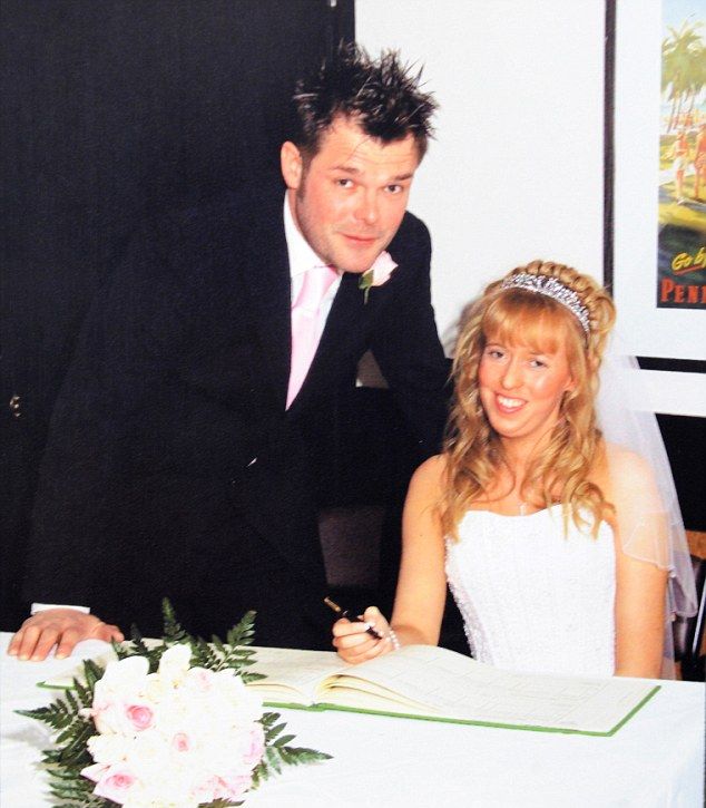 Блондинка-транс ходит по барам с бывшей женой в поисках мужика Блондинка-транс ходит по барам с бывшей женой в поисках мужика