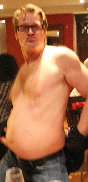 Как 47-летний мужик, всаживающий ежедневно три бутылки вина, стал моделью нижнего белья