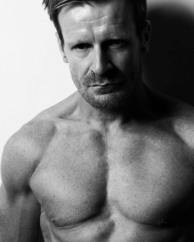 Как 47-летний мужик, всаживающий ежедневно три бутылки вина, стал моделью нижнего белья