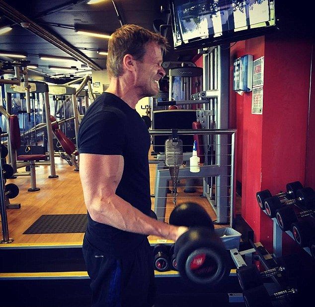 Как 47-летний мужик, всаживающий ежедневно три бутылки вина, стал моделью нижнего белья