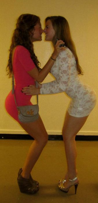 Красивые девушки в сексуальной одежде