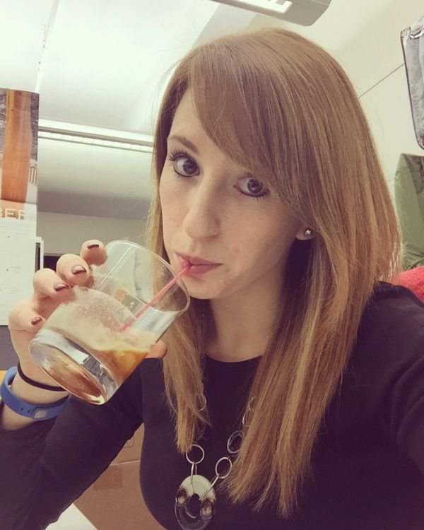 Селфи девушек на работе (30 фото)