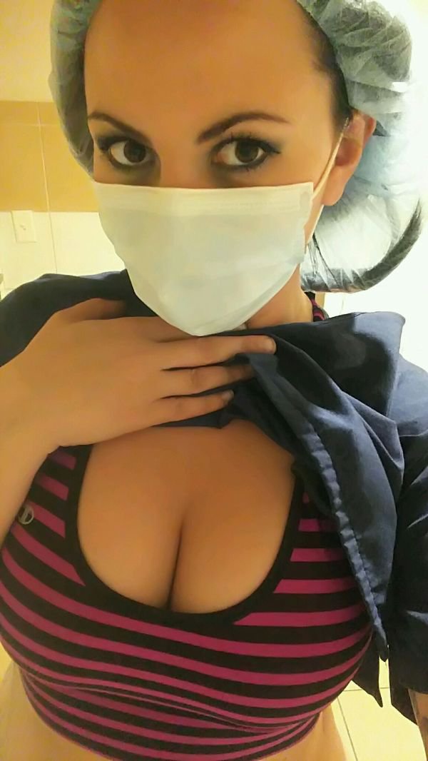 Селфи девушек на работе (30 фото)