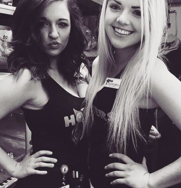 Селфи девушек на работе (30 фото)