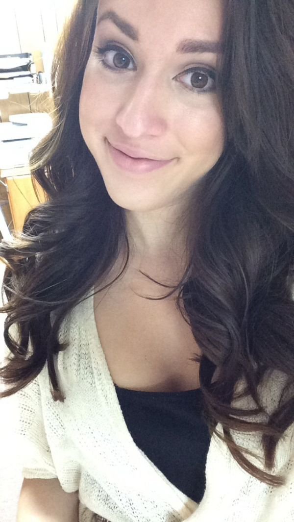 Селфи девушек на работе (30 фото)