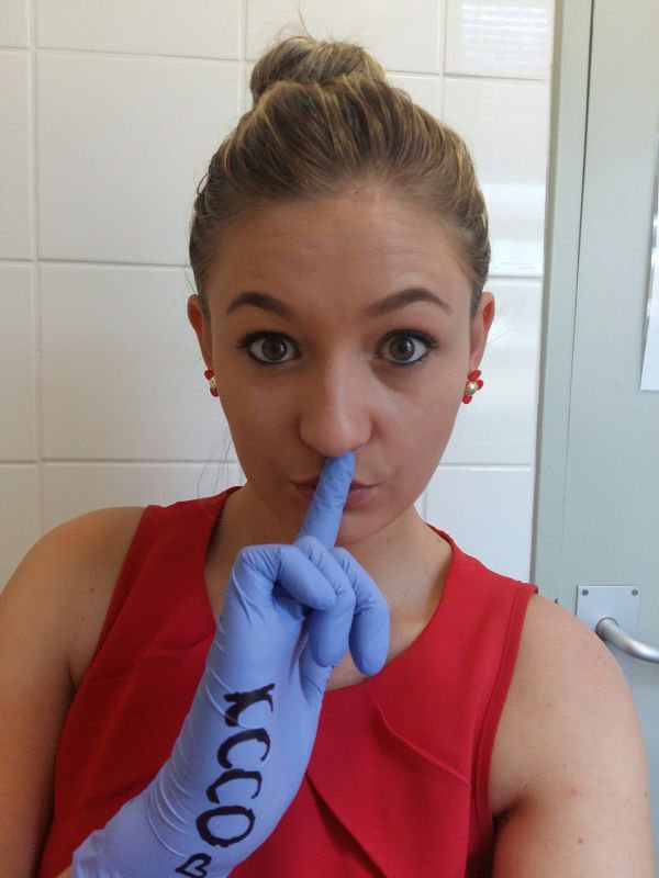 Селфи девушек на работе (30 фото)