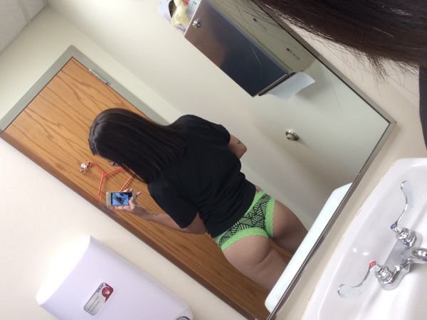 Селфи девушек на работе (30 фото)