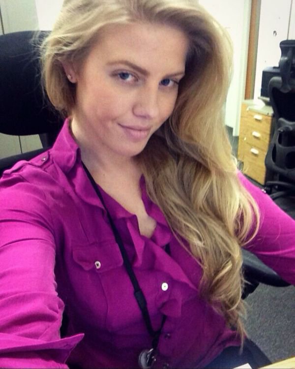 Селфи девушек на работе (30 фото)