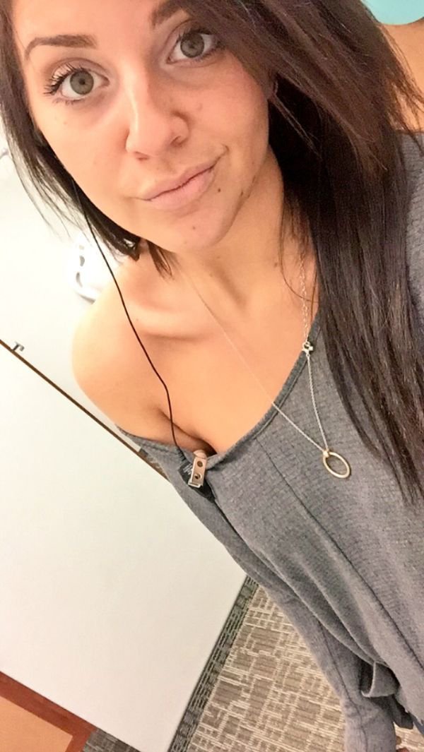 Селфи девушек на работе (30 фото)