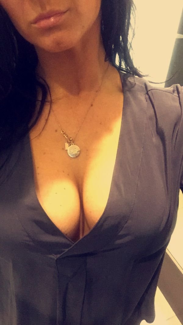 Селфи девушек на работе (30 фото)