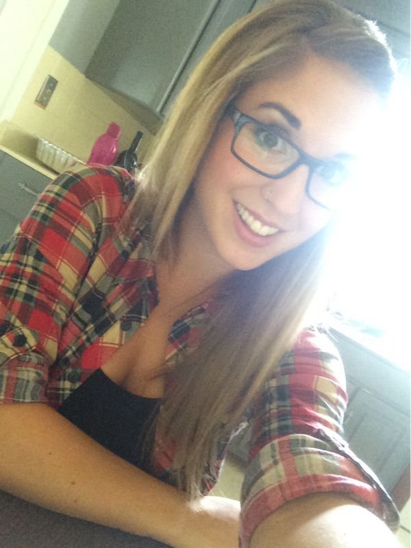 Селфи девушек на работе (30 фото)